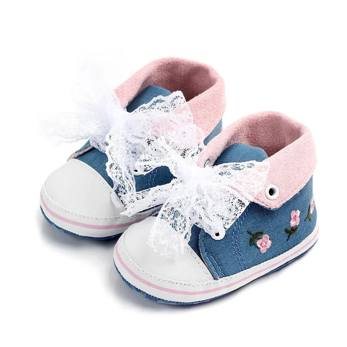 Scarpe da neonata scarpe morbide ricamate floreali in pizzo bianco Prewalker scarpe da bambino per bambini da passeggio primo camminatore spedizione gratuita