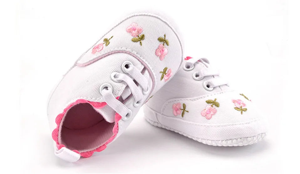 Scarpe da neonata scarpe morbide ricamate floreali in pizzo bianco Prewalker scarpe da bambino per bambini da passeggio primo camminatore spedizione gratuita