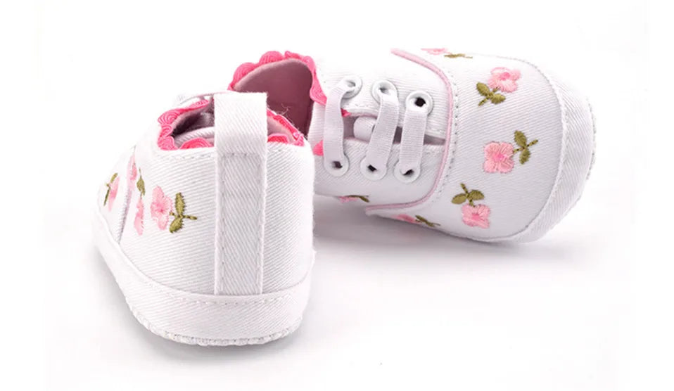 Scarpe da neonata scarpe morbide ricamate floreali in pizzo bianco Prewalker scarpe da bambino per bambini da passeggio primo camminatore spedizione gratuita