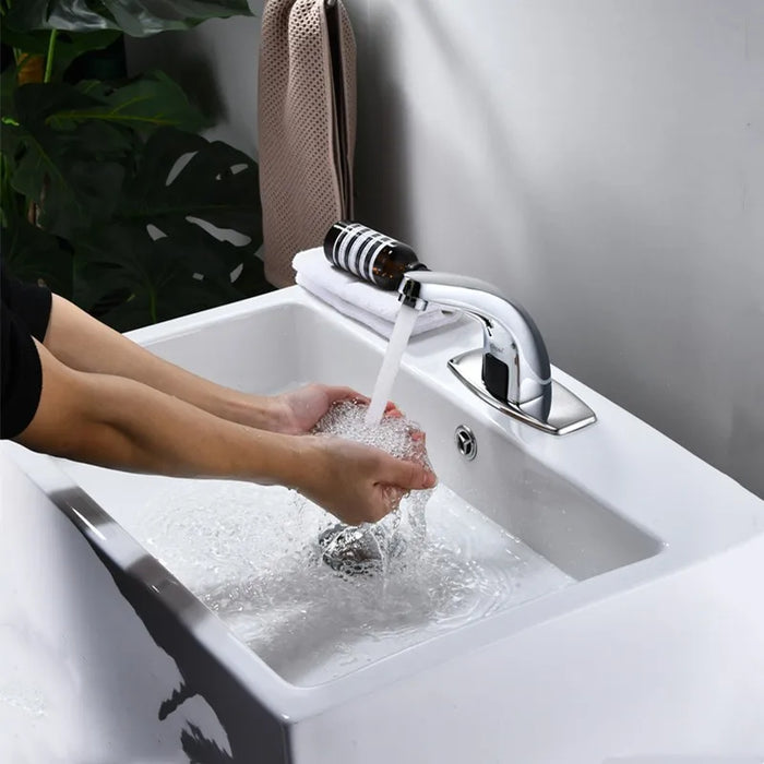 Rubinetto automatico del sensore del rubinetto della toilette del bagno del bagno a risparmio idrico montato sul ponte di alta qualità