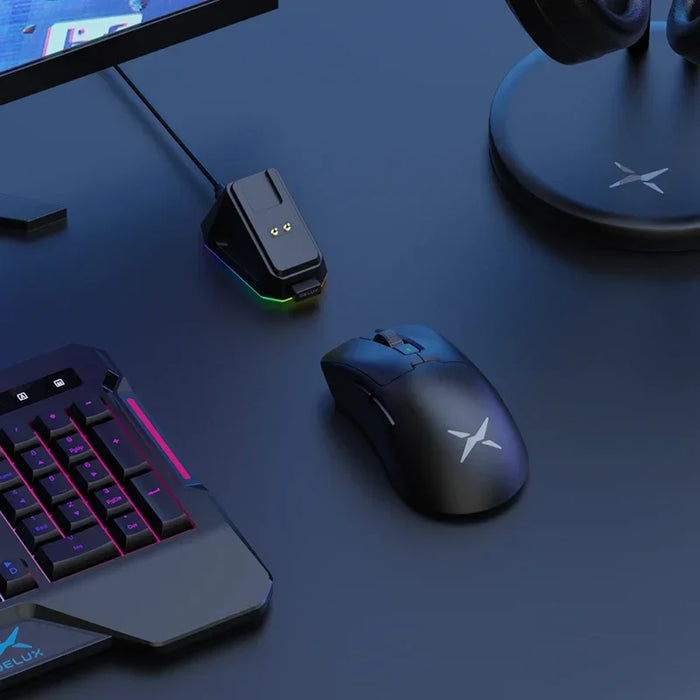 Delux M900PRO Mouse da gioco Wireless ergonomico 8K tasso di Polling PAW3395 63g Dock di ricarica RGB magnetico per PC di grande mano destra